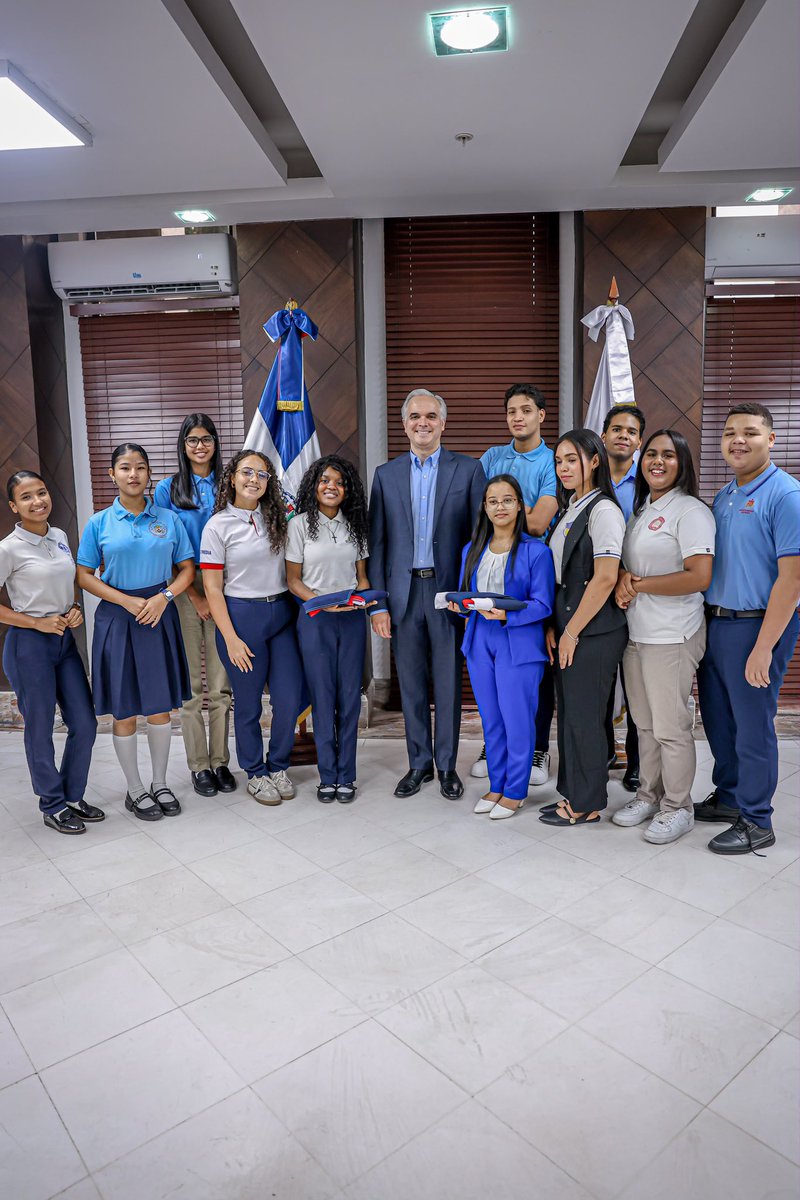 LMDECAMPS's tweet photo. ¡Nuestros equipos de debate del PLERD están listos para hacer historia! Qué gran satisfacción compartir con estos estudiantes y entregarles nuestra bandera antes de ir a representarnos a EE.UU. y Kenia. Su capacidad de análisis y preparación son un orgullo para el país ¡Éxitos!🇩🇴 https://t.co/026N7wZ0C4