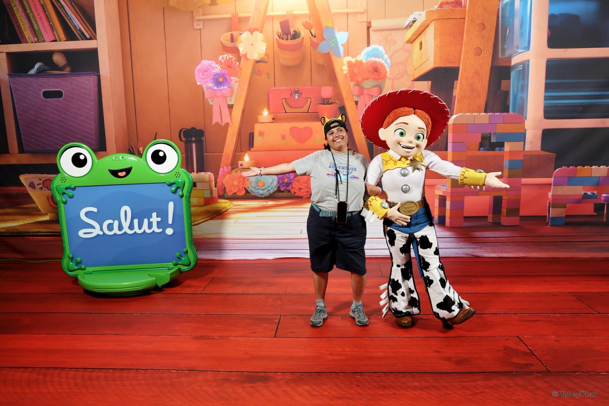 clemence_paris's tweet photo. 🌈 Meet avec Jessy, lors de mon séjour Pride le mois dernier à la maison, lors du meet mis en place pour la sortie de toys story 5👌✨🥰 🏰❄️⛄️💙🫶🏻🏳️🌈❤️🧡💛💚💙💜🤎
#souvenir #me #jessy #rencontrepersonnnage #journeepride #disneylandparis #SéjourDisney #SejourPride #Juin2026 https://t.co/7Z3qEh2AfV
