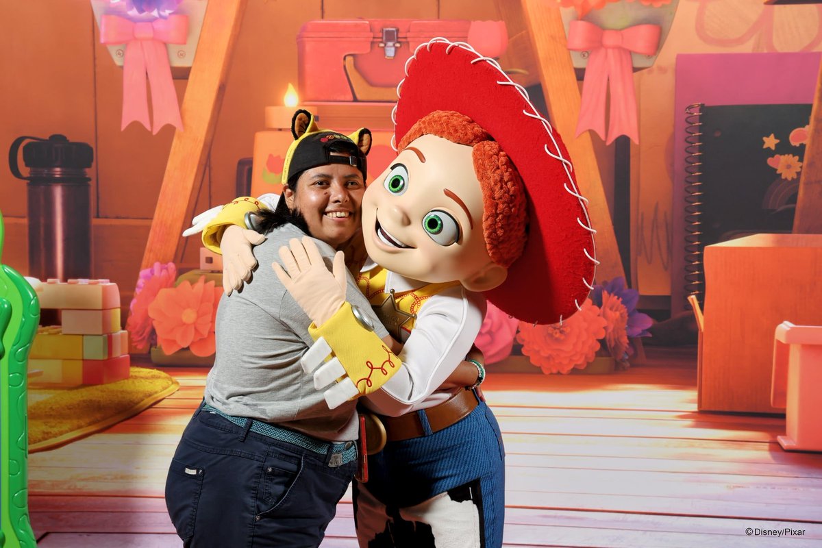 clemence_paris's tweet photo. 🌈 Meet avec Jessy, lors de mon séjour Pride le mois dernier à la maison, lors du meet mis en place pour la sortie de toys story 5👌✨🥰 🏰❄️⛄️💙🫶🏻🏳️🌈❤️🧡💛💚💙💜🤎
#souvenir #me #jessy #rencontrepersonnnage #journeepride #disneylandparis #SéjourDisney #SejourPride #Juin2026 https://t.co/7Z3qEh2AfV