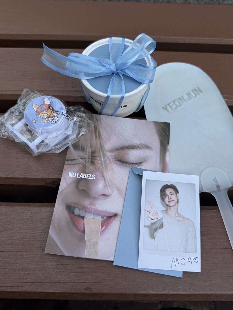 CYJBrasil's tweet photo. INVEJA! MOAs que compareceram à pré-gravação do Music Bank ganharam presentes do Yeonjun. 🥹 https://t.co/FxvgGxW6vI