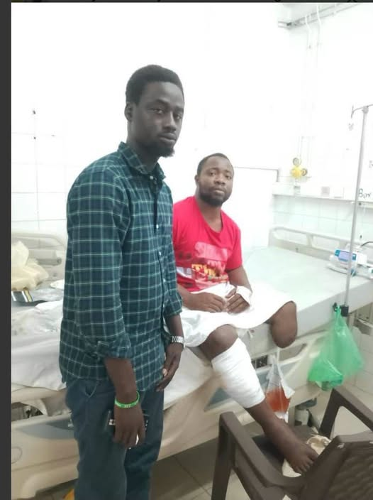 Assane_Fall_Off's tweet photo. «De Souleymane Badji:
Je suis actuellement au centre hospitalier universitaire FANN de Dakar pour assister notre frère patriote et membre de la JPS Communale de BIGNONA.
Le frère Abdoulaye BA dit "Agauto" est dans un état très critique et m'a sollicité de prendre une photo pour demander de l'aide.
Journaliste de profession, sa jambe gauche a été amputé l'année dernière et il risque de perdre la droite si rien n'est fait.
Il doit subir une intervention chirurgicale de 1.500.000 d'ici Lundi.
Sauvons notre frère 🙏🏾🙏🏾🙏🏾
Son numéro téléphone : 761624142 (Wave)
770217776 (Adama SANÉ son accompagnant/ Orange Money)»

Maty Sarr Niang