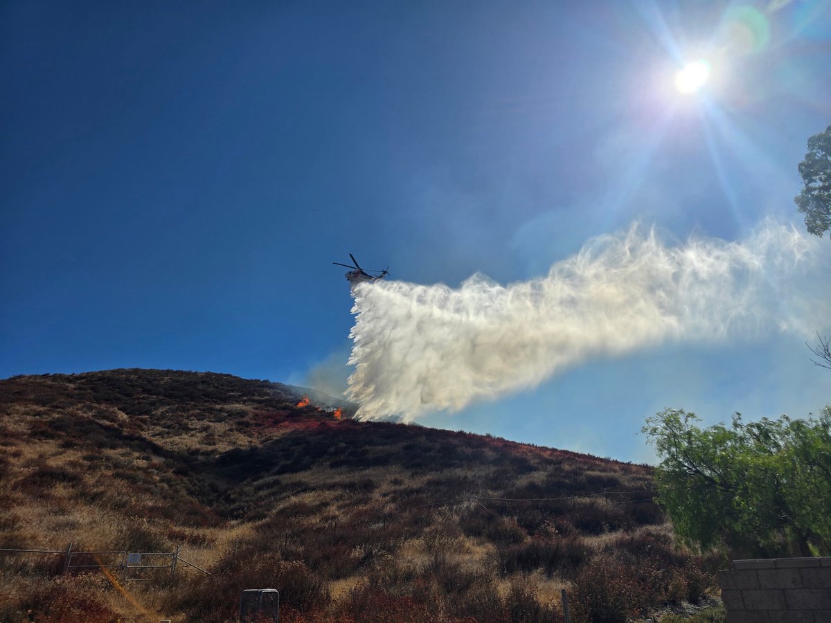 CALFIRERRU's tweet photo. #BluffFIRE [UPDATE 4:45PM]: The fire is 30 acres and fire personnel are making good progress with hose lays and aircraft dropping retardant and water. https://t.co/A23HG8g44j