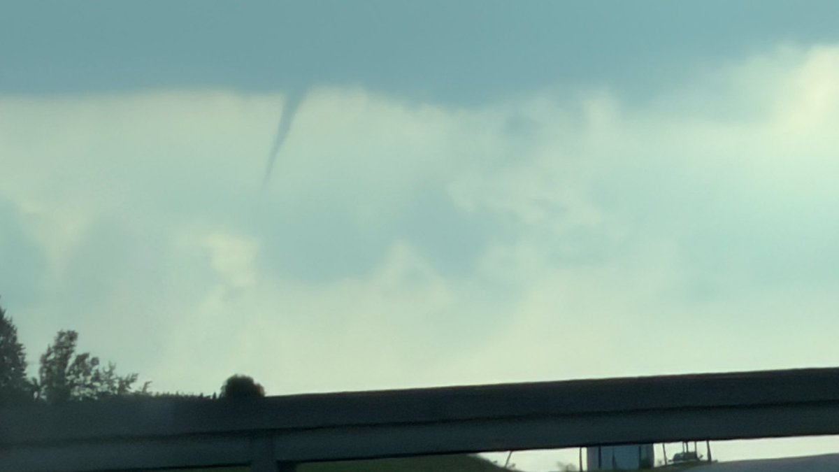 cyclonecougar's tweet photo. @NWSDesMoines @EdWilsonWX13HD Funnel near Webster City, IA now https://t.co/T2rfjUGp8A