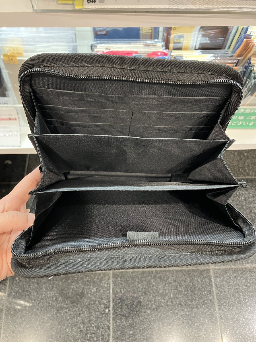 maruzen_maruhon's tweet photo. 【4階文具】7月10日新発売
#丸善ジュンク堂書店オリジナル 「#ブックケース」2,420円　紺とえんじの2色
#文庫本 が2-3冊収納でき、カードポケットとペンホルダー付き。大きい文庫本も入ります。お出かけ、旅行のお供にぜひ。
4階文具売場の #ブックカバー のコーナーにございます。 https://t.co/AAJlgNWakP