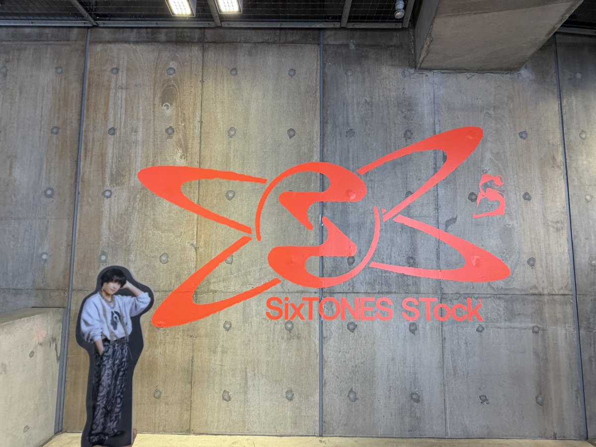 SNOW_JK's tweet photo. そいや、こないだ東京に滞在してた時、時間もあったから外側の写真だけ撮りたくて行ってきました。
人もいないと、撮りがいがありました🩷

#SixTONES https://t.co/oseEKnpWRZ