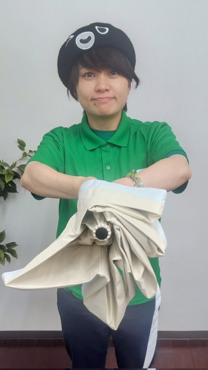sin3san's tweet photo. 7/9(木)

「ほっとけなレディオRX」公開収録

グリーンこと
どんまいみどりちゃん🥰

日傘持ってますなあ🤭
流れ的に傘開くのかと
思ってましたが😂

#どんまいみどり
#ワラウ戦隊ホットレンジャー
#ほっとけなレディオRX https://t.co/4OsiepUkYK