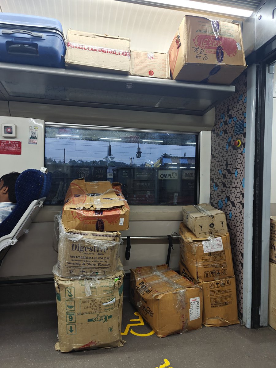 JharkhandRail's tweet photo. Vande Bharat looks world-class—until these cardboard cartons come into view. 🤦‍♂️😵‍💫

Onboard 20893 Tatanagar Patna Vande Bharat Express up to NSC Bose J Gomo

#VandeBharat #IndianRailways https://t.co/Lx43aNqLrW