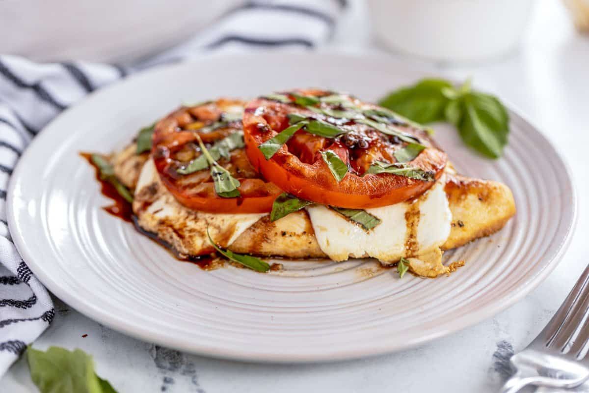 kyleecooks's tweet photo. A fantastic weeknight meal, this Chicken Caprese recipe is juicy seasoned chicken with mozzarella, tomatoes and basil layered over the top. #caprese #chicken #basil #mozzarella #tomato #balsamicglaze #kyleecooks https://t.co/ABwqWJdoZl https://t.co/LEdHmdYhBw
