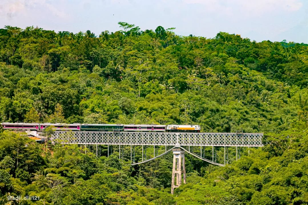 KAI121's tweet photo. Versi terbaik itu nggak lahir dari zona nyaman, tapi dari keberanian hadapi semua tantangan di depan.

Nggak selalu mudah, tapi setiap prosesnya akan membentukmu jadi lebih kuat. 💪
Yuk, terus melangkah! 🏃‍♂️ Usaha kita hari ini adalah alasan untuk bangga pada diri sendiri di esok hari. ✨

Selamat pagi, #SahabatKAI!

#JumatBerkah #KAI121 

Support photo 🙏🏼: adli.dlii121_ (IG)