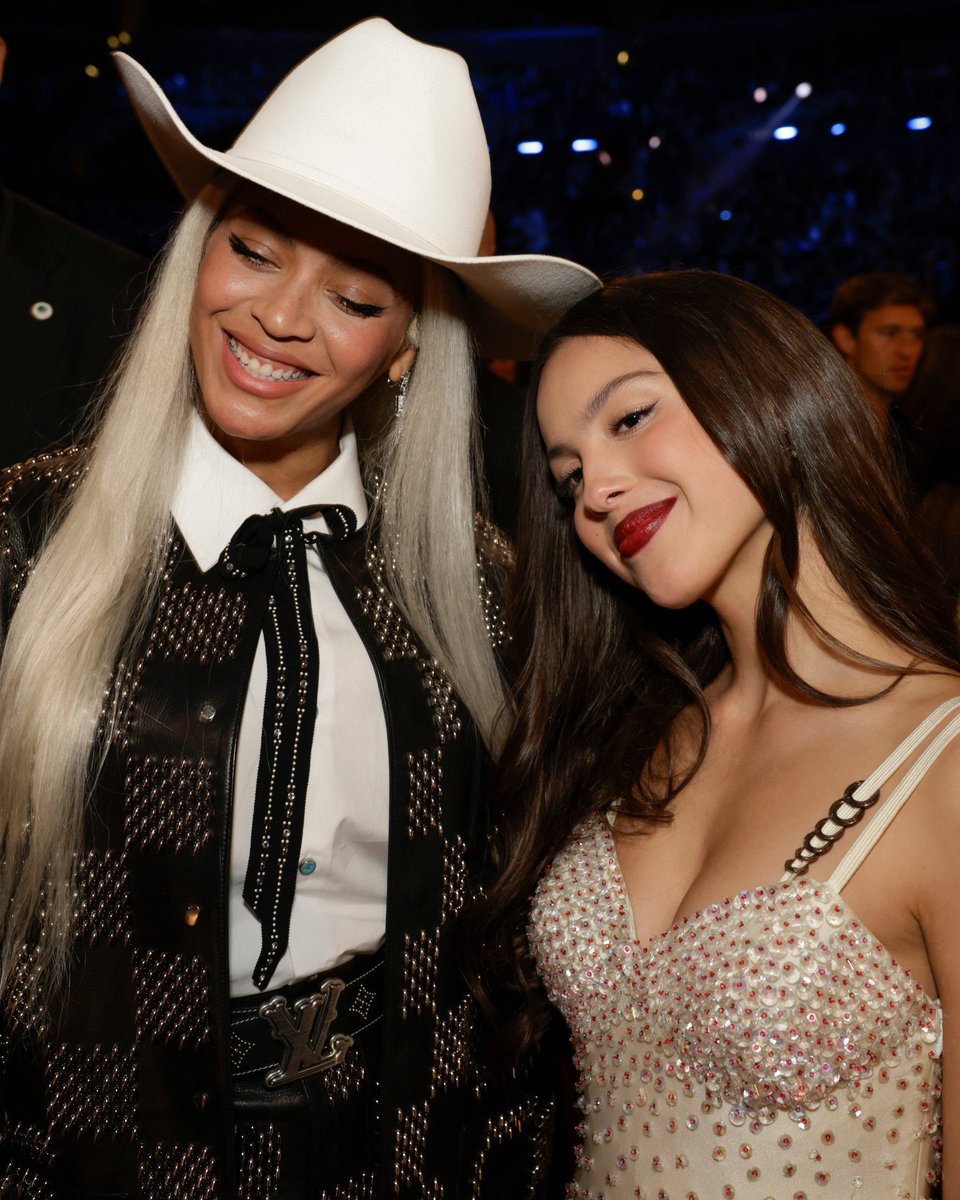 oliviarodrbr's tweet photo. Olivia Rodrigo dando pistas para os participantes adivinharem Beyoncé no programa Jeopardy! 💖

"Para mim, um dos grandes momentos da história do Grammy foi a apresentação de ‘If I Were a Boy’ em 2010, que eu assisti repetidas vezes." https://t.co/oOXlgw76OR