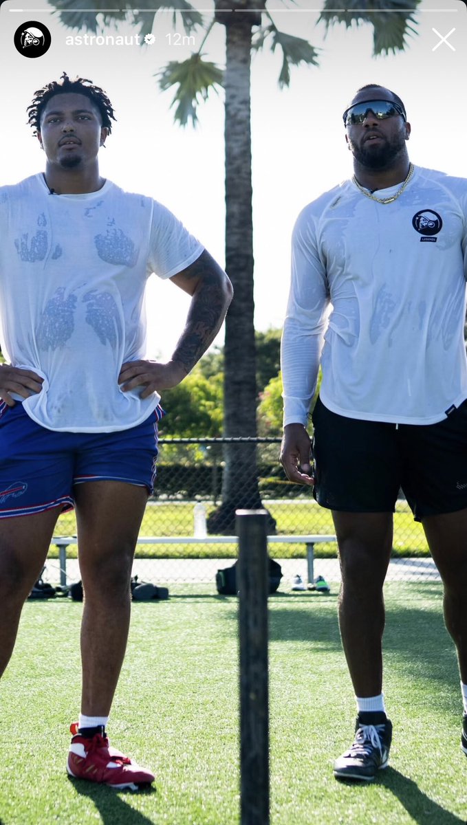 LLysowski's tweet photo. Bradley Chubb and T.J. Parker are training together in Florida. The Bills’ veteran pass rusher invited the rookie to join him. 

Chubb’s leadership is another reason why the Bills are excited about him. Both are key pieces in Jim Leonhard’s plan on defense. https://t.co/OVjcaOGaOX