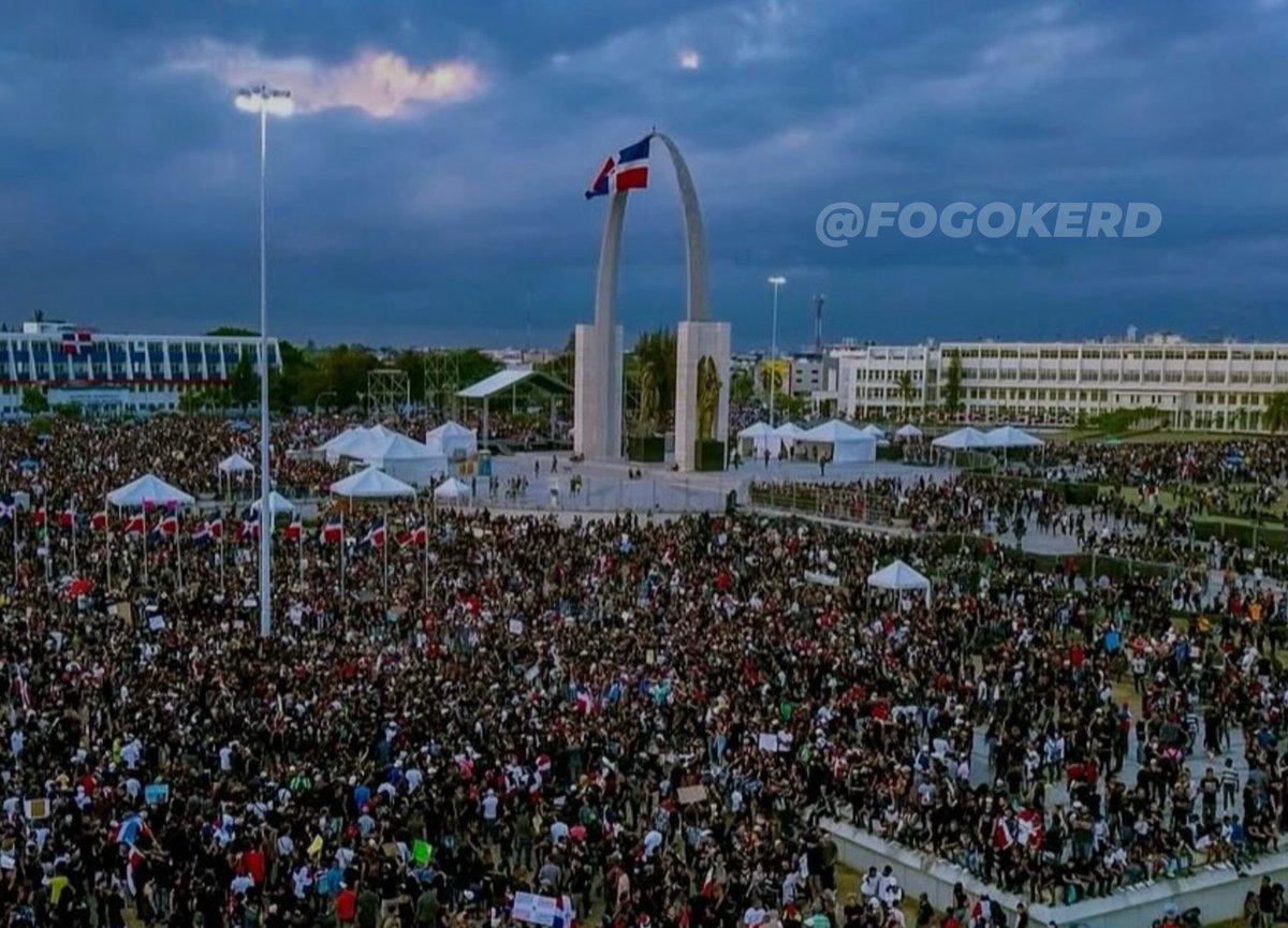 FogokeRD's tweet photo. Así lucía la plaza de la bandera ¿Qué Opinan? https://t.co/iuOosVjB7H