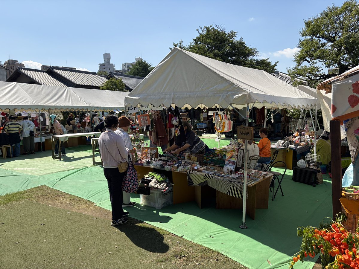 810po's tweet photo. 本駒込大観音、光源寺さんのほおずき市
他のマーケットとは違う独特のラインナップだけど心地よい楽しい市です🎵
久しぶりの出店ですが、スタッフもお客さんも知った顔が多くて時を感じませんでした。(でもみんな白髪とシワが増えている)
@hoozuki0709 https://t.co/U3UuqgYiRk
