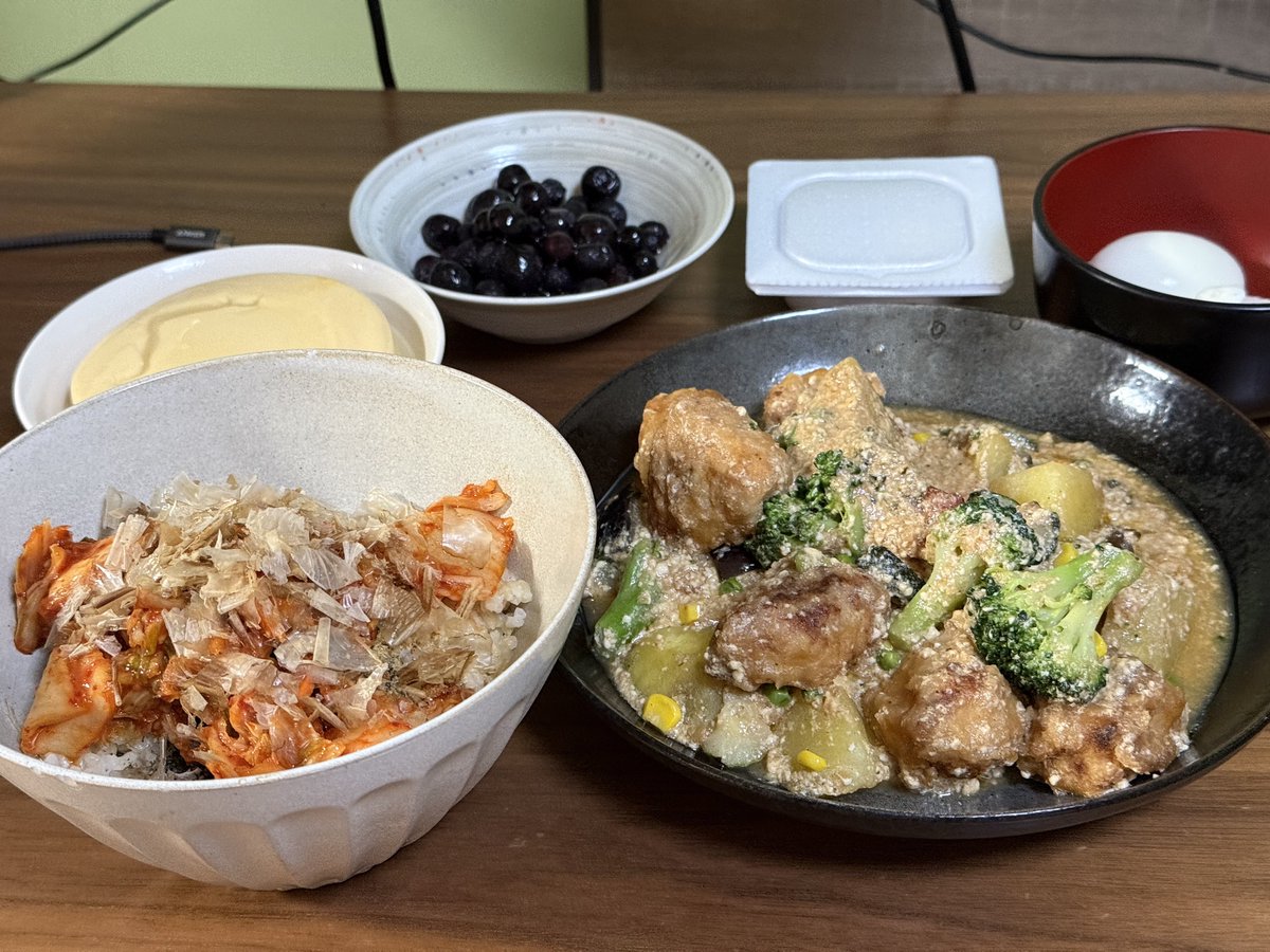 bozzbear's tweet photo. キムチご飯、納豆、豆乳プリン、ゆで卵、ブルーベリー、冷凍唐揚げと野菜の味噌豆腐和え
＃料理記録 https://t.co/1KmoklqGGv