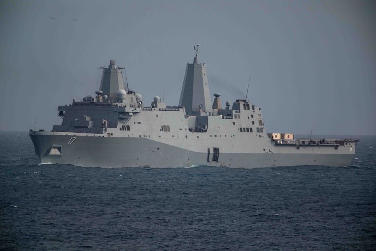 ManoDeDios17's tweet photo. 🚨ATENCIÓN‼️Hoy arribó al puerto de La Guaira El Buque de asalto anfibio USS San Antonio (LPD-17) 🇺🇸⚓ 

No es un buque hospital. Está diseñado para desplegar Marines, vehículos blindados y equipo pesado directamente en la costa. https://t.co/DjSU0wkngX