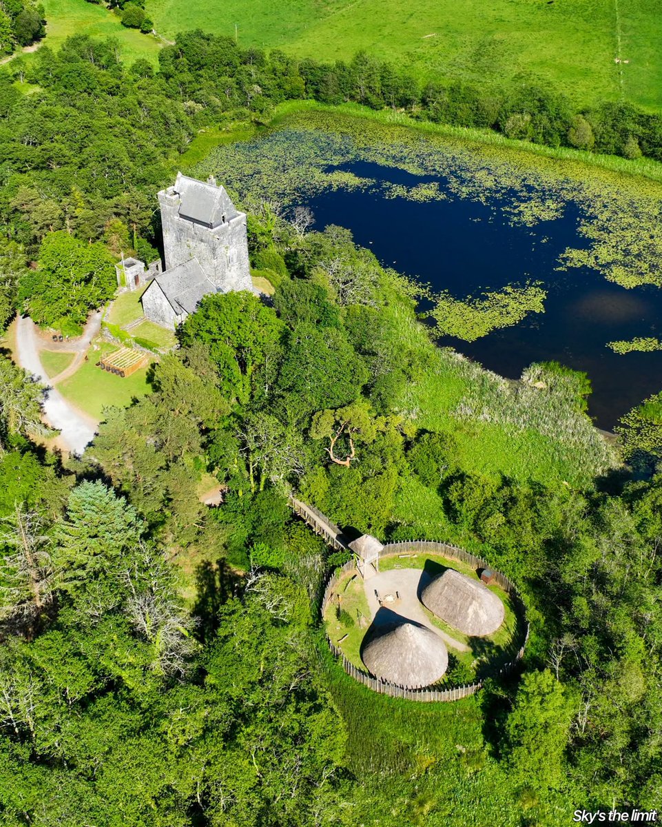 ThisIsIreland3's tweet photo. 📍Craggaunowen Castle &amp; Crannóg is an archaeological open-air museum in Co. Clare 🇮🇪

 Its name derives from the Irish Creagán Eoghain ("Owen's little rocky hill"). The site features a restored 16th-century tower house 🏞️🏰

📸 Sky's the limit

#Clare #History #Crannóg #Ireland https://t.co/3ikJobXWqs