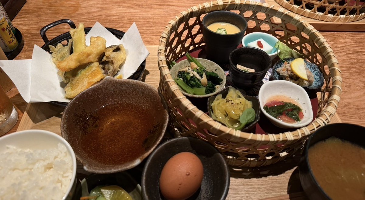 keyp's tweet photo. おはようございます！
昨日は新入社員の歓迎ランチに行ってきました✨

仲間が増えるのは嬉しいですね💫

このお店、おかずの量が多くて、卵かけご飯大好き民としてお気に入りのお店なんです！

ベジタブル農家さん、神戸に来たらぜひ行ってみてください☺️ https://t.co/4yWorXrQlx