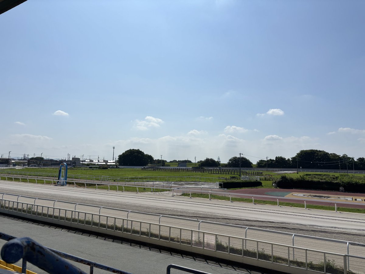 8abeee_'s tweet photo. おはようございます!!
優勝候補対決を点差以上の強さで圧倒したフランス。準決勝が待ちきれないですね!!

ということで、笠松競馬開催最終日。
現地では太田彩夏さんとシンガーソングライター・見田村千晴さんのトークショー＆ライブがあるそうなので楽しみです!!

笠松に来れない方はYouTube「笠松けいば金曜日ライブ」で楽しみつつ、土日の遊び代をキチッと稼ぎましょ!!

#笠松競馬 #笠松けいば金曜日ライブ