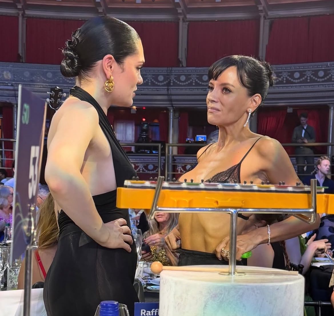 luanfelipx's tweet photo. tô gag com jessie j e lily allen juntas https://t.co/Am8tIlQs6y