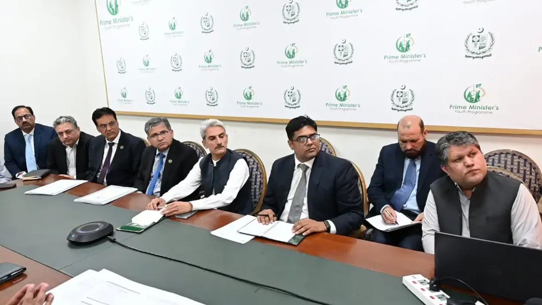 ranamashhood's tweet photo. Chairman Prime Minister’s Youth Programme Rana Mashhood Ahmad Khan chaired a high-level coordination meeting on Productive Overseas Employment for Pakistani Youth at the Prime Minister’s Youth Programme, Prime Minister’s Office.

The meeting brought together representatives from MoFA, MOPHRD, OEC, HEC, NAVTTC, GIZ, and the Ministry of Federal Education & Professional Training to discuss employment opportunities across five priority countries and the skills required to meet global market demands.

HEC designated selected universities and NAVTTC designated 20 technical and vocational institutes as Country Destination Training Centers (CDTCs) to prepare Pakistani youth for international careers.

A Skilled Talent Pool will be developed by December 2026 to connect Pakistani youth with quality overseas employment opportunities.

#PMYP #OverseasEmployment