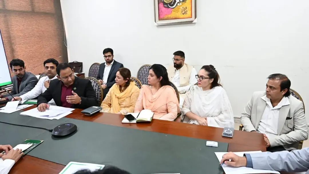 ranamashhood's tweet photo. Chairman Prime Minister’s Youth Programme Rana Mashhood Ahmad Khan chaired a high-level coordination meeting on Productive Overseas Employment for Pakistani Youth at the Prime Minister’s Youth Programme, Prime Minister’s Office.

The meeting brought together representatives from MoFA, MOPHRD, OEC, HEC, NAVTTC, GIZ, and the Ministry of Federal Education & Professional Training to discuss employment opportunities across five priority countries and the skills required to meet global market demands.

HEC designated selected universities and NAVTTC designated 20 technical and vocational institutes as Country Destination Training Centers (CDTCs) to prepare Pakistani youth for international careers.

A Skilled Talent Pool will be developed by December 2026 to connect Pakistani youth with quality overseas employment opportunities.

#PMYP #OverseasEmployment