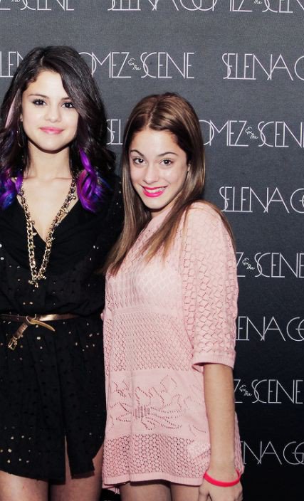 tttstoesselglow's tweet photo. Tini Stoessel y Selena Gomez ✰ 2012 https://t.co/4F4HngmSnc