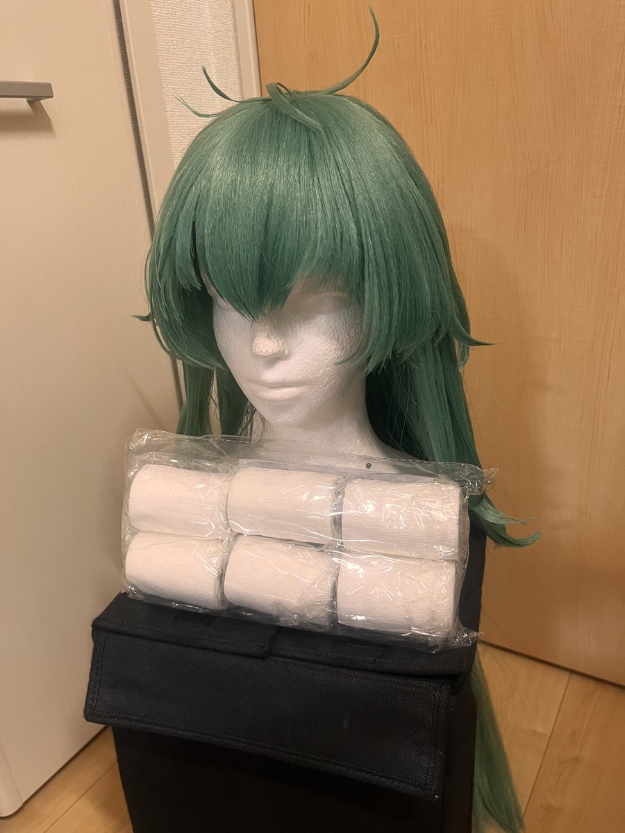 onara_bazooka21's tweet photo. 本日撮影に使うウィッグと衣装です。そう、ウィッグと「衣装」、ウィッグと「衣装」です。 https://t.co/wf3P27O657