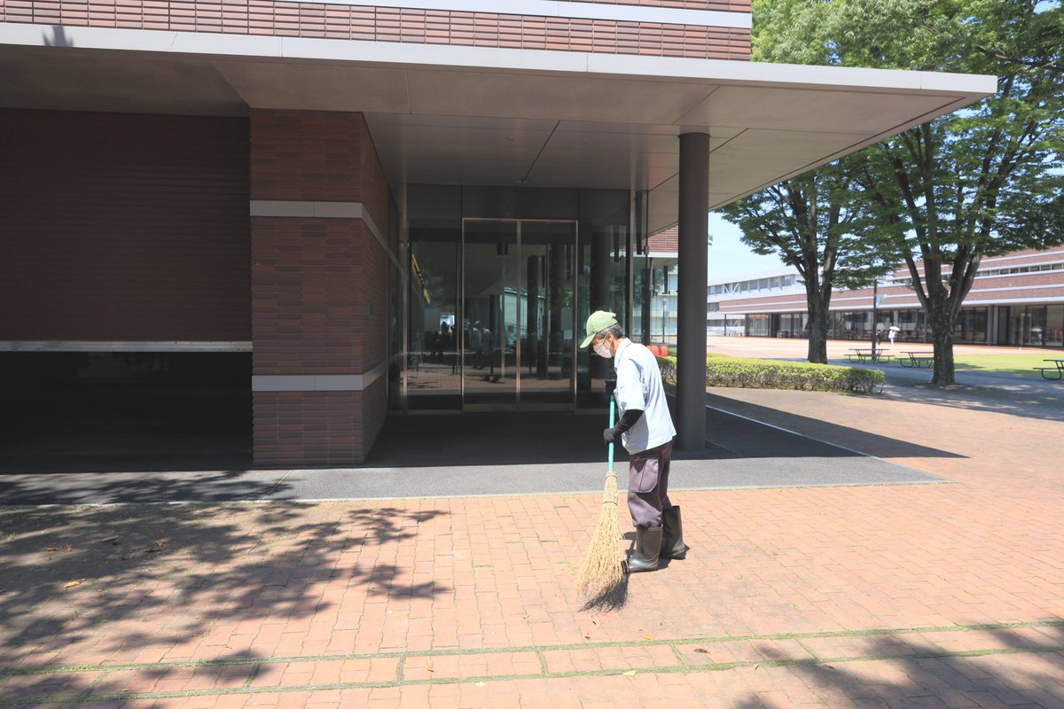 Kunitachi_C_Mus's tweet photo. 本学のキャンパスは、四季折々の美しさとともに、学生が過ごしやすい空間が保たれています🍀
これは学生や教職員が快適に学業や研究に励めるよう、日々キャンパス内の清掃や美化活動に尽力してくださっているスタッフの方々のおかげです。
いつもありがとうございます✨ https://t.co/pr01J8JJW5