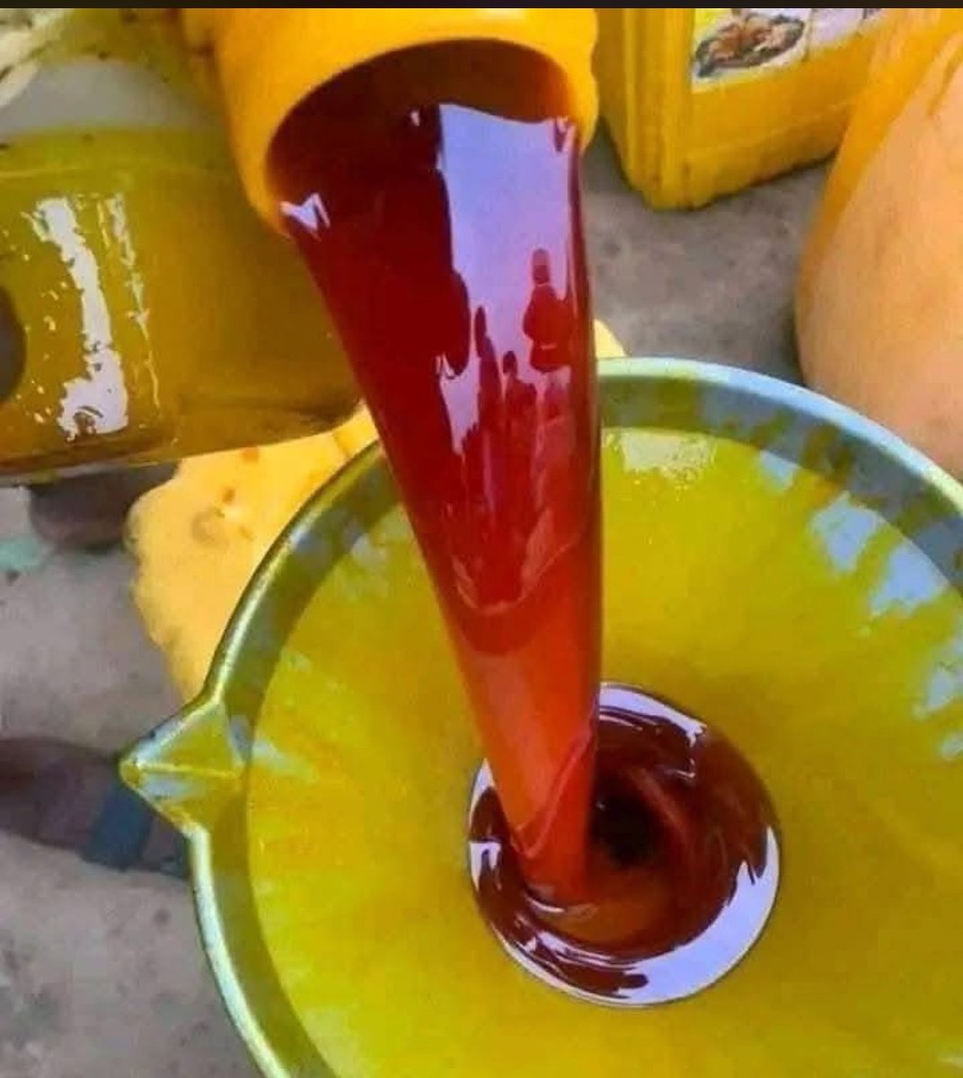 Emerytarah000's tweet photo. As you enjoy the weekend with family and friends, make every meal richer and tastier with Emerytarah Palm Oil. 
100% natural, fresh from the mill, and full of quality you can trust.

5L is 11k https://t.co/iy6qc6RYGa