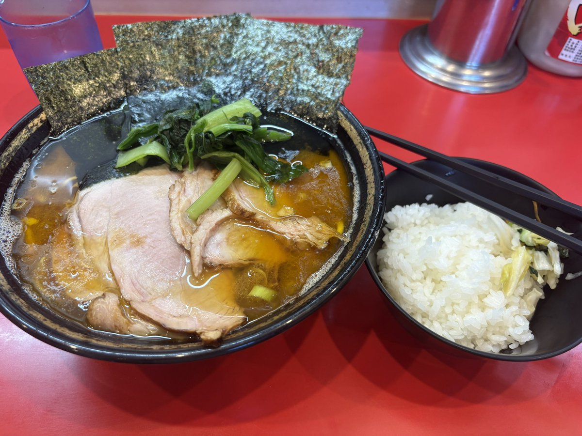 tsundere_bugyou's tweet photo. 20分程度で入店
醤油のキレと鶏油のまろやかさ、コクがマッチ。 https://t.co/z3jkYzx6CX
