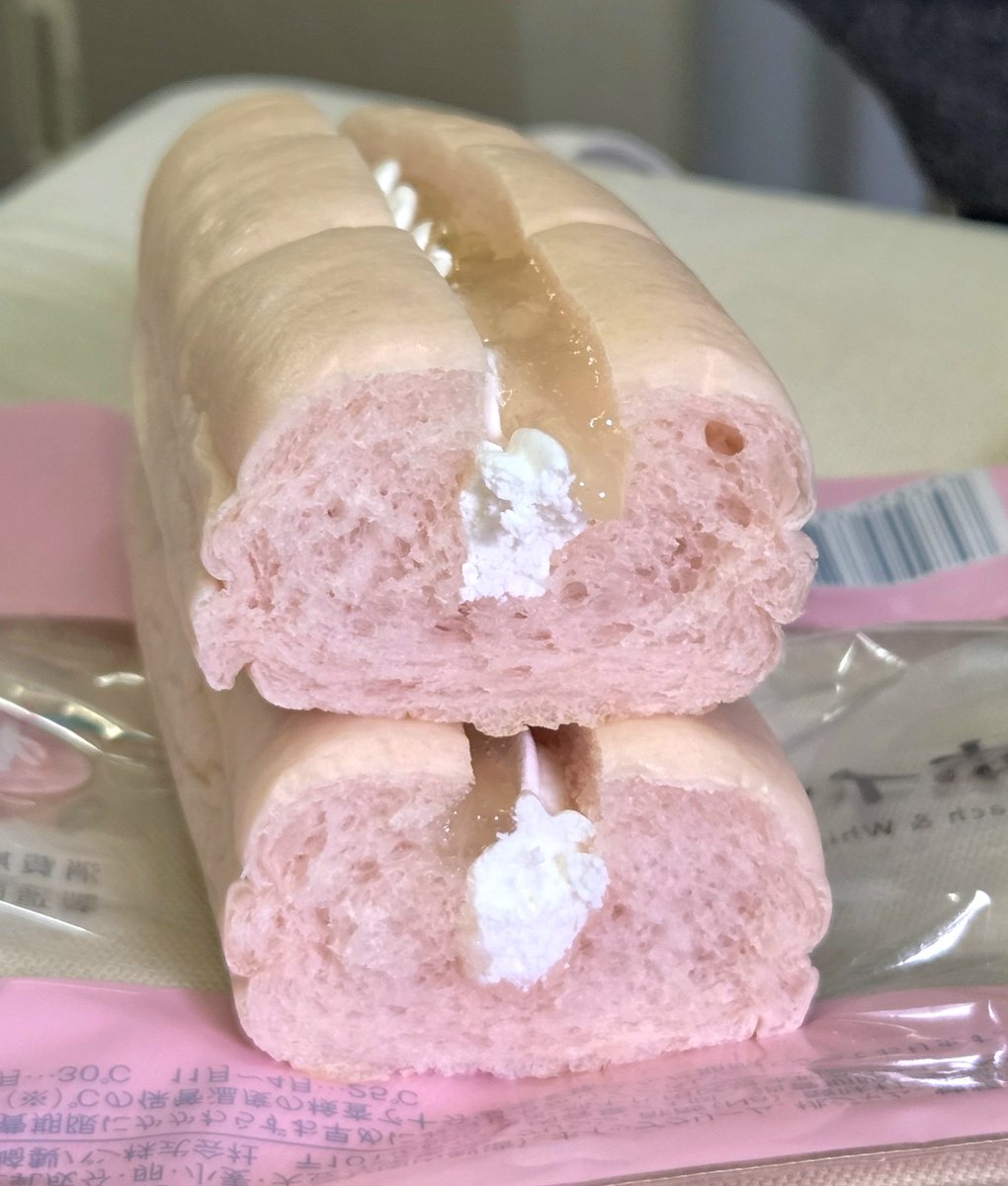 504apriori's tweet photo. ローソン
「桃＆ホイップロール」
しっとりもちもち生食感でほんのり桃風味の生地に、甘さスッキリなホイップクリームと、桃の果肉感たっぷりの桃プレザーブがトロッとした食感と桃の旨味を醸し出して、全体的に甘さ控えめのロングサイズで桃の味わいを存分に楽しめる商品 https://t.co/akvtT905E5