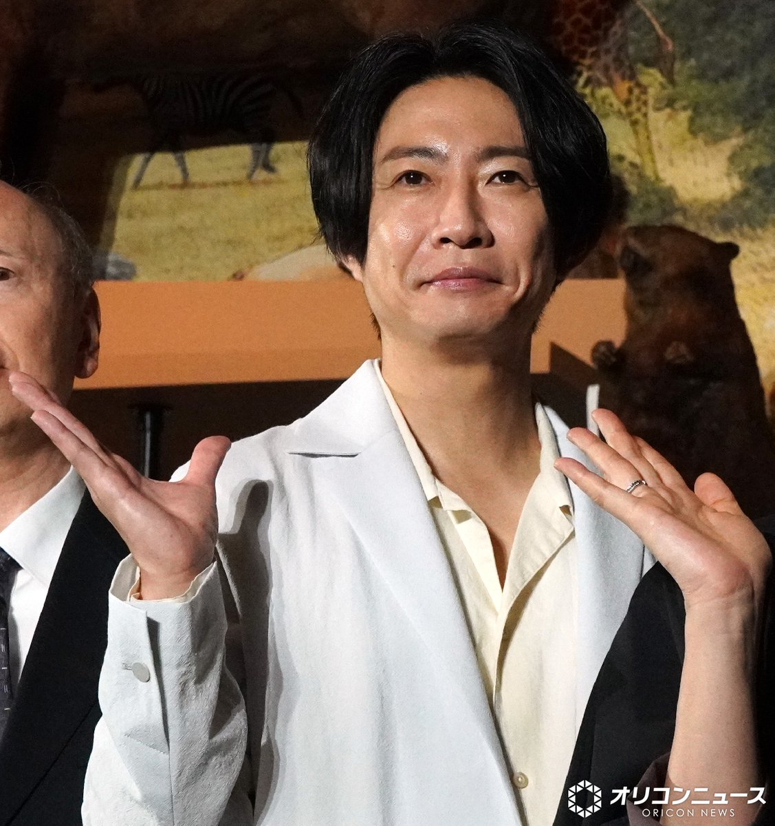 oricon's tweet photo. 相葉雅紀、嵐の活動終了後初めて報道陣の前に
「いきもの超ワールド展」ナビゲーターに💚
⠀
自身の生存戦略は"ヘラヘラ過ごす"
「とにかく笑って…ロジックは考えてない」
https://t.co/eHFFVI9rkD
⠀
11日～特別展開催『いきもの超ワールド展 国立科学博物館×ダーウィンが来た！』 https://t.co/MrkafiMrB6