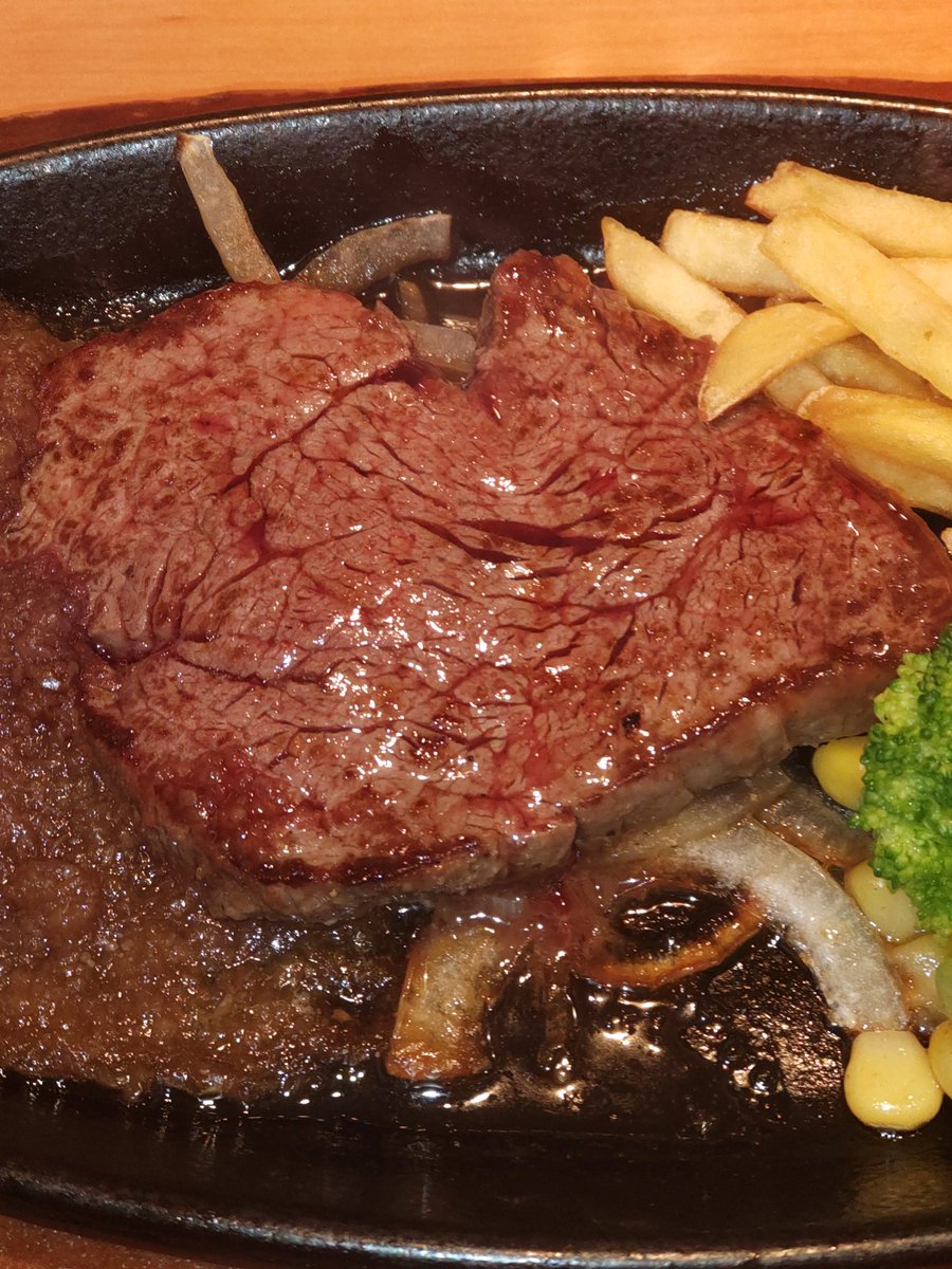 hinadyan's tweet photo. 水分を絶たれ飯を抜き、血も抜き、尿をひり出して終わった健康診断の後のご飯は3倍うまい😋 https://t.co/hH5Ovim0PI