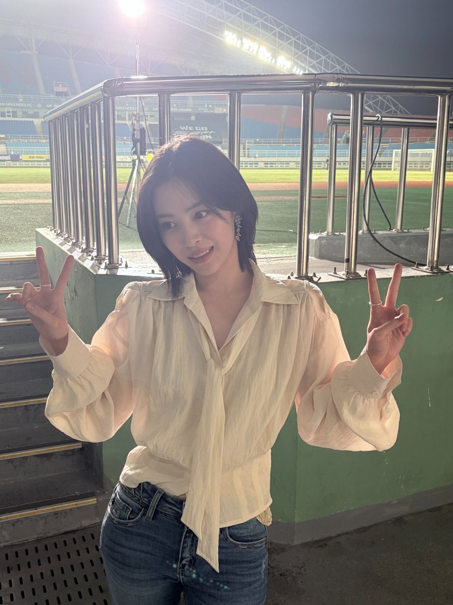 ITZYofficial's tweet photo. 신류진(ITZY), '신입사원 강회장' 카메오 활약!
능청+자연스러운 연기 '잠재력 입증'
https://t.co/Ez9myPxAdK

#ITZY #MIDZY @ITZYofficial
#RYUJIN #류진
#신입사원강회장 #RebornRookie https://t.co/gWqRo1wFCo