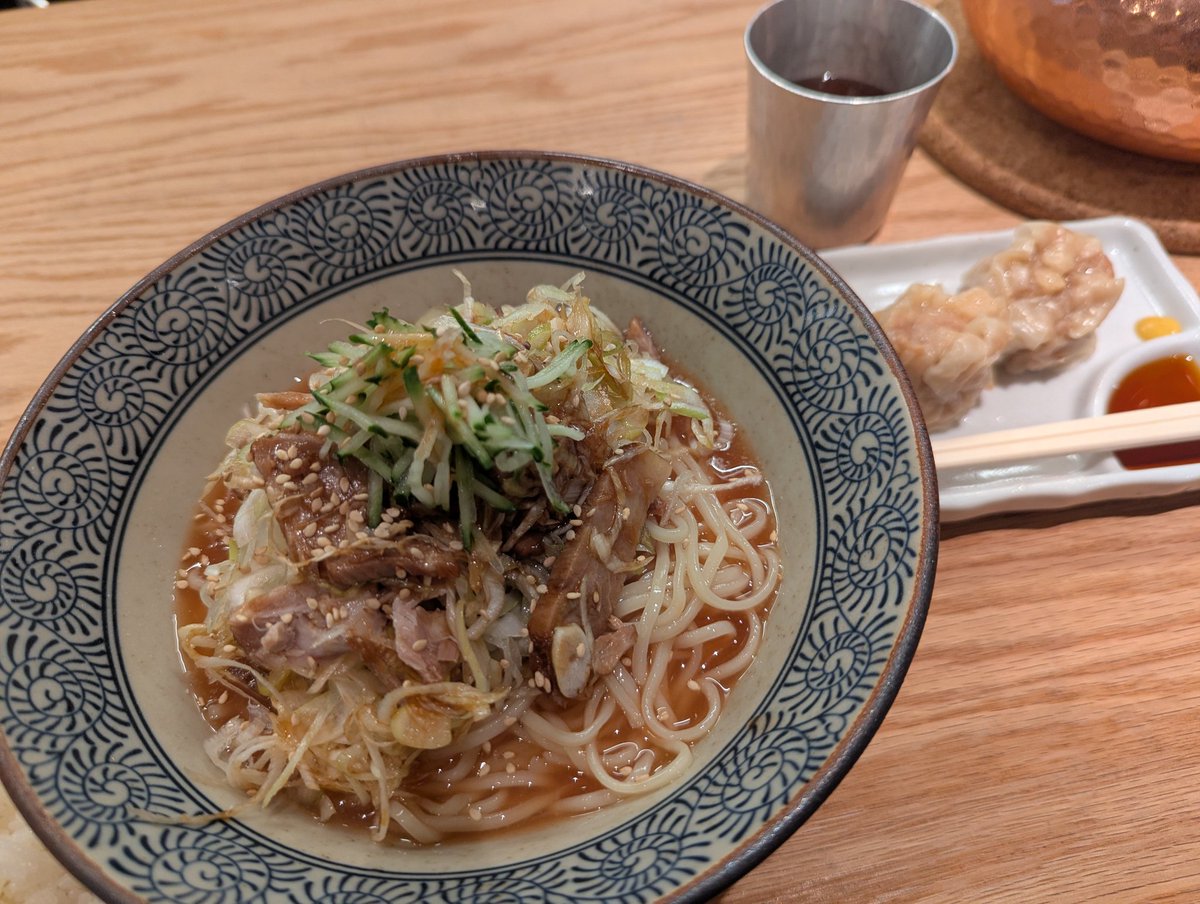 DepravityKuma's tweet photo. ラーメン まきさだ さん

目の前で淀みなく
調理されているのを見ると
お寿司やさんのカウンターみたいです😸

何を言ってるのか
分からないと思いますが😹

ラーメンも冷やし中華も
シュウマイも美味しいですね😸 https://t.co/J76lzdw0gK