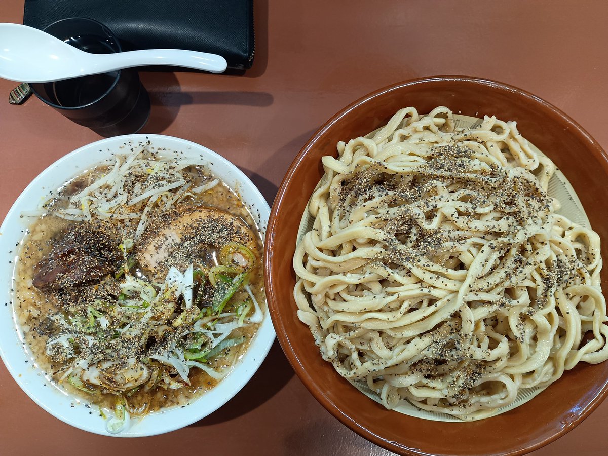 P5Us1's tweet photo. THESUNCOMEN
限定麺ブラックつけ麺1キロ極太麺変更🍜
つけ汁具沢山‼️
コメカミがイキました(笑)
#富山ラーメン
#サンコメ
#富山ブラック
#富山つけ麺 https://t.co/fhjZoqZzAK