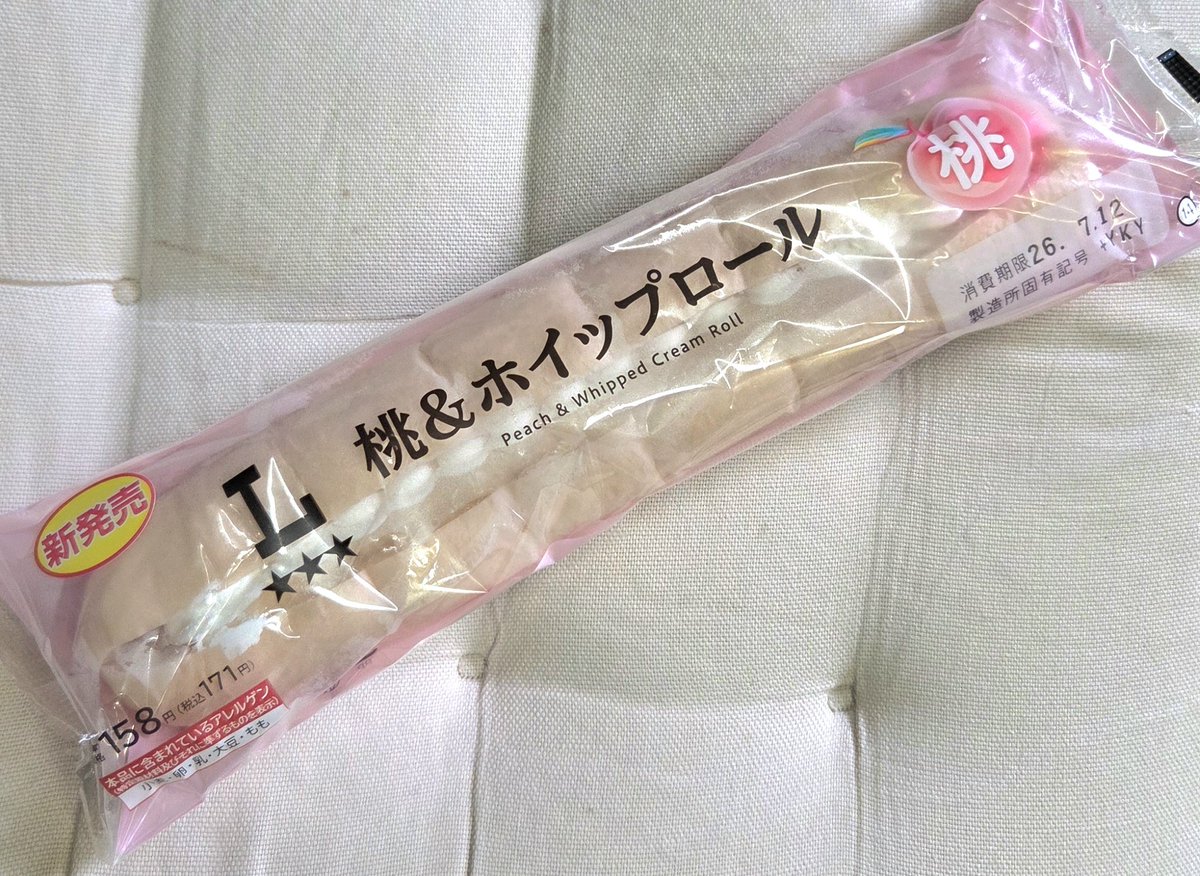 504apriori's tweet photo. ローソン
「桃＆ホイップロール」
しっとりもちもち生食感でほんのり桃風味の生地に、甘さスッキリなホイップクリームと、桃の果肉感たっぷりの桃プレザーブがトロッとした食感と桃の旨味を醸し出して、全体的に甘さ控えめのロングサイズで桃の味わいを存分に楽しめる商品 https://t.co/akvtT905E5