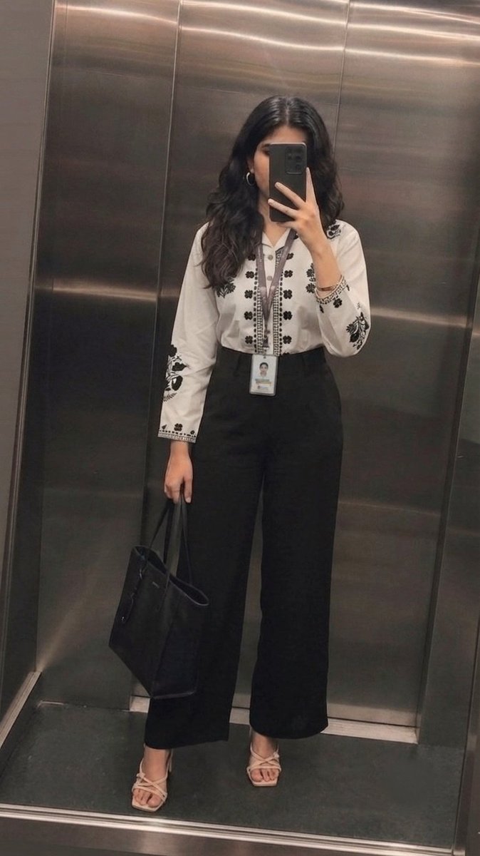 ShipraDeyy's tweet photo. Office outfit for today 🍙 https://t.co/YFSXwjJgA5
