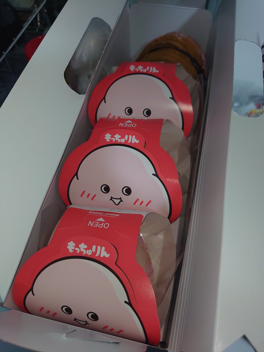 20SALTIGA's tweet photo. もう遅い？🤔
なんか流行ってるらしいやつ🍩
タイミングよく一番に買えたから食べてみたけど、これ並ぶほどか？🙄
#ミスド
#ミスタードーナツ
#もっちゅりん https://t.co/4A0jBSoYdh