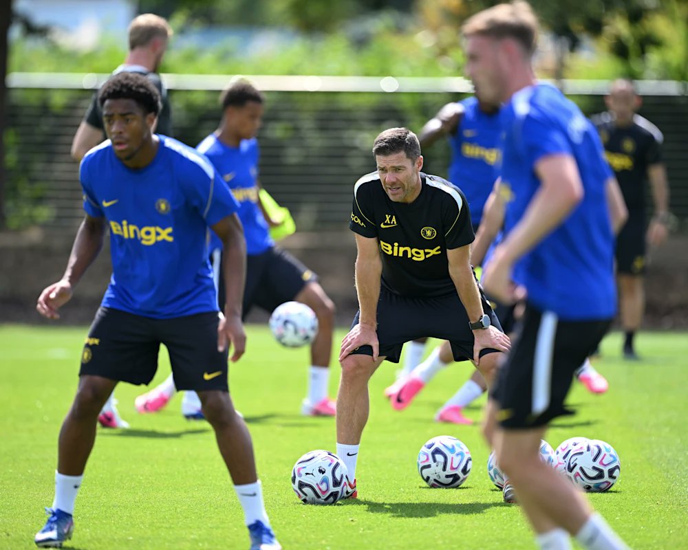 TruebluesIndo's tweet photo. Era baru dimulai. 🔵

Xabi Alonso memimpin sesi latihan pertamanya sebagai manajer Chelsea.

[@ChelseaFC] https://t.co/f36O7H3j0p