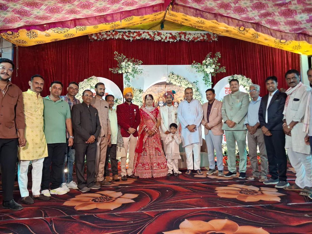 iPriyavratSingh's tweet photo. खिलचीपुर में स्व. श्री सत्यनारायण जी शर्मा के सुपुत्र एवं श्री लक्ष्मीनारायण जी शर्मा व श्री विजय जी शर्मा के अनुज भ्राता चि. अविनाश के विवाह समारोह में सम्मिलित होकर शुभकामनाएँ प्रेषित कीं https://t.co/93JsFO1l0c