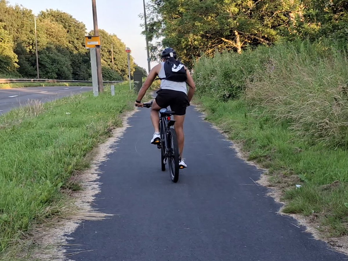 CAYMUSOCAUGHEY's tweet photo. @CAYMUSOCAUGHEY 🐦
Random Cyclist
#Random #Bike #Bicycle #Bicycles #Cyclist #Cycle #Cycles #Footpath #BicyclesOfTwitter #LittleThingsMatter https://t.co/TYY8BvhIJl