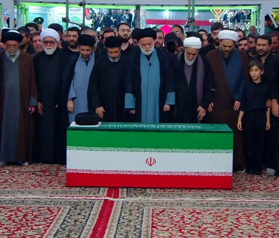 ghasemi_163's tweet photo. ما نیز همراه شما مرده‌ایم؛
فقط زمانِ خاکسپاری‌ ما
کمی به تأخیر افتاده است آقاجان...

#خمینی_مشهد
#بايد_برخاست https://t.co/ccSuifLg9c