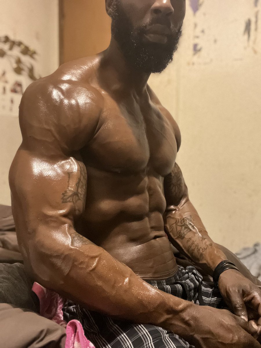 bowenb23king's tweet photo. How do you look when you sit down?? Are you satisfied with what you see!!!??👀👀 https://t.co/XP4ebgjUeX