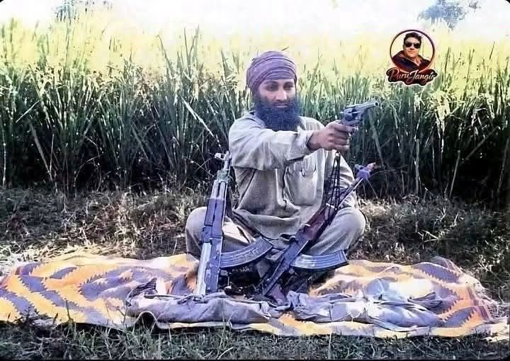 jpsin1's tweet photo. यह खालिस्तानी  आतंकवादी कुलविंदर सिंह मल्ही है,
जो जुलाई 1987 में पंजाब में लालड़ू बस नरसंहार के पीछे के मुख्य साजिशकर्ताओं और हत्यारों में से एक था।
मल्ही और उसके खाली शैतानी कमांडो फोर्स के आतं कियों ने चंडीगढ़ से ऋषिकेश पवित्र स्नान के लिए जा रही बेगुनाह पंजाबी हिंदुओं से भरी एक बस को अगवा कर लिया था।
उन्होंने बिना कोई मौका दिए बेरहमी से गोलियां चलाईं निहत्थे  पुरुषों के अलावा महिलाओं और बच्चों समेत  38 तीर्थ यात्रियों की निर्मम  हत्या कर दी गई तथा कई घायल हुए

बाद में  पुलिस ने इस दरिंदे को मार गिराया था।
आज  कनाडा में उसे "हीरो" और "शहीद" के तौर पर महिमा मंडित  किया जाता है ।
टोरंटो के एक गुरुद्वारे के लंगर हॉल में हथियार के साथ उसकी तस्वीर गर्व से लगाई गई है।