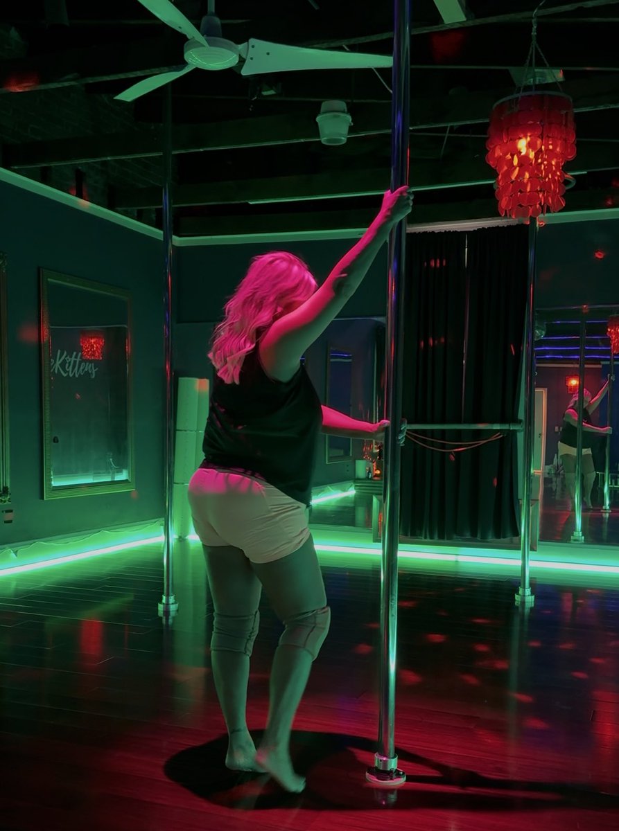 Ms_Bridgette69's tweet photo. Gotta keep at it to get better! 💃 
#dance #pole #redlights https://t.co/iu2fY6h1sQ