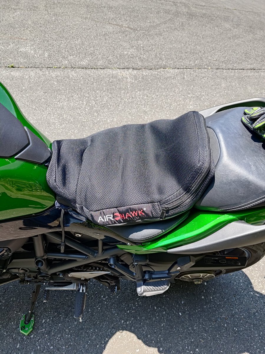 tauyan_zx400n's tweet photo. ついに手を出してしまったw今まで尻痛はKiaiでなんとかしていたんですけど、koheiさんイチオシということで購入しセット
スモールの割にデカいような…
最初空気入れ過ぎて足つきが悪くなって立ち転けしそうになったw
それから少しづつ空気抜いて仮の設定&試走🏍️
#Airhawk https://t.co/PifpjnHJsM