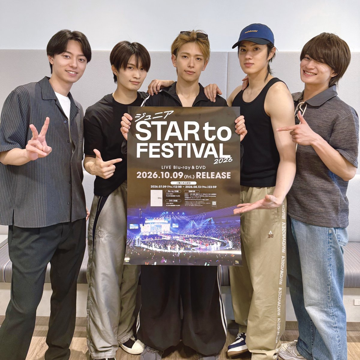 MerchCompany_jp's tweet photo. 【「ジュニア STAR to FESTIVAL 2026」Blu-ray&DVD】
販売を記念して、ファミクラストア各店舗ではメンバーのメッセージ入りポスターを掲出中。
ACEesから写真も届きました！
8/13(木)までの掲出となりますので、お見逃しなく！

商品の詳細は以下よりご確認ください。
https://t.co/9UctzANeT0

※本商品は店舗での販売はございません。