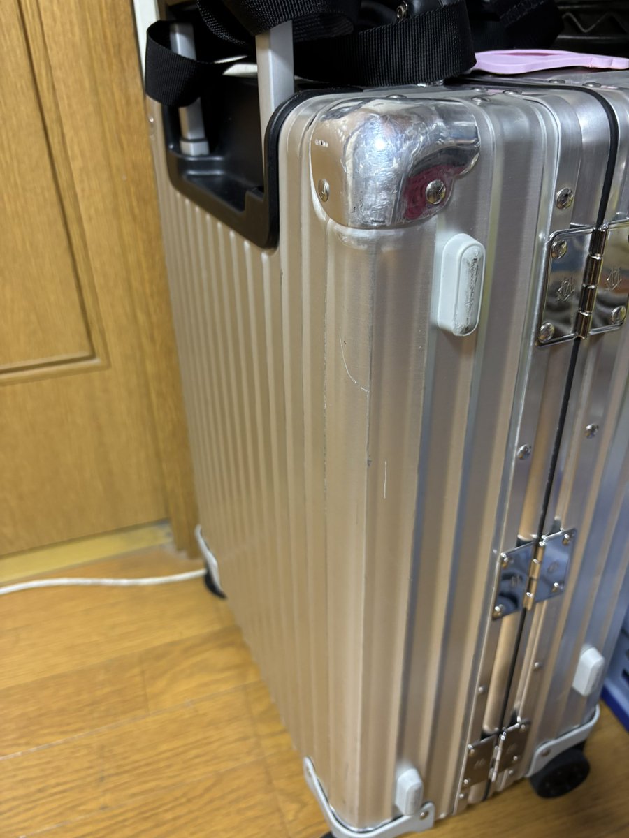 2020JGCTRY's tweet photo. 来週の家族旅行に向けて準備中✈️🇰🇷

次男が同棲中の彼女からスーツケースを借りてきました🧳

「えっ、マジ!?」
思わず二度見（笑）

やるな、ミライのヨメちゃん😊 https://t.co/FO0xwJ8pOO