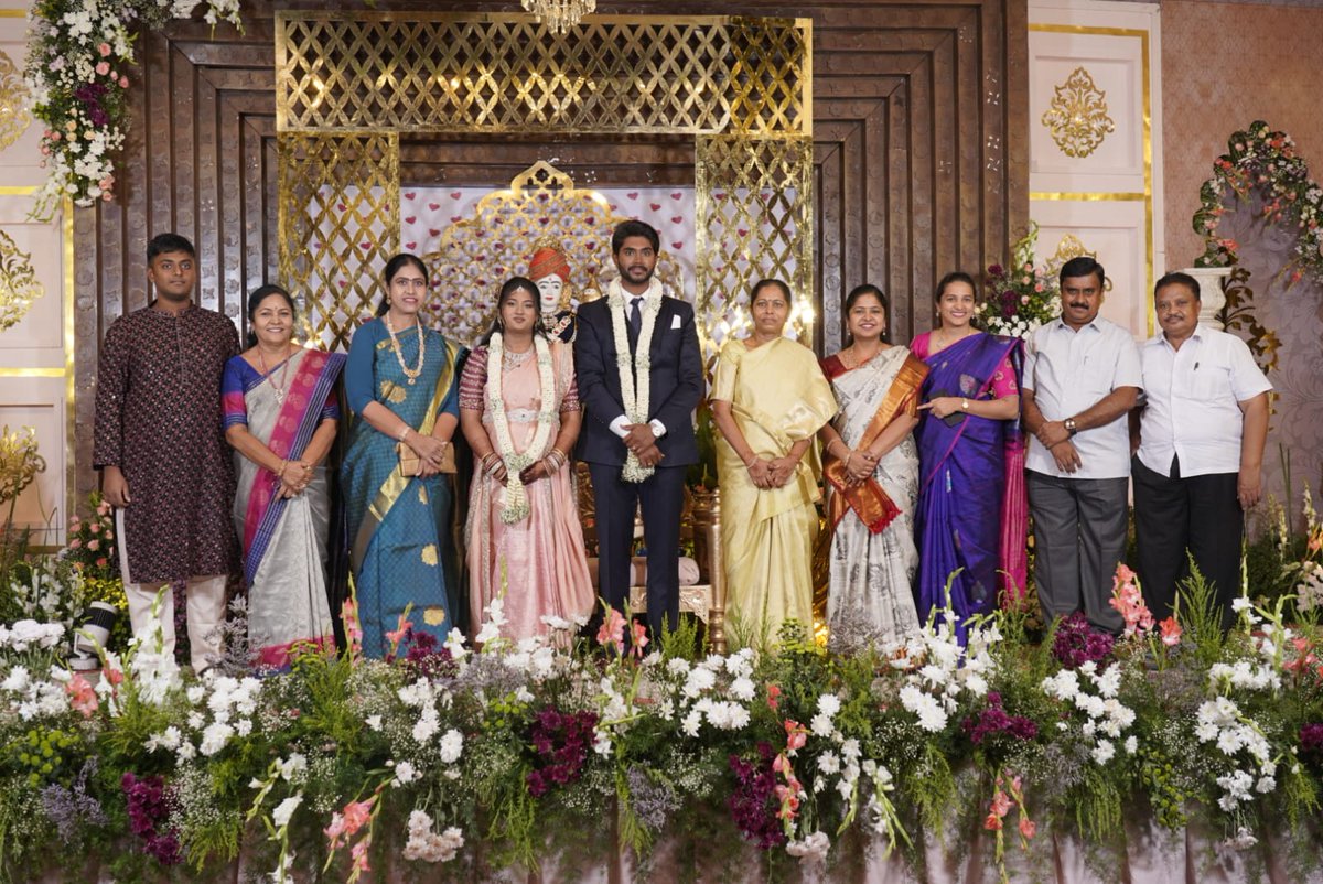 VijayadharaniM's tweet photo. கோவை திரு ராஜசேகர் மற்றும் திருமதி தமிழ்ச்செல்வி அவர்களின் இல்ல திருமண விழாவில் கலந்துகொண்டு மணமக்களுக்கு வாழ்த்து தெரிவித்த போது.
#PeopleFirst #PublicLife #CommunityConnect #WeddingVibes #WithThePeople #WeddingDiaries #PublicLife https://t.co/WIViFAGRw5